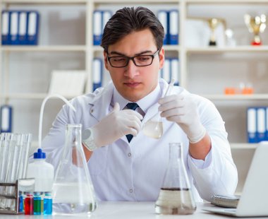Genç araştırmacı bilim adamı bir su testi kirliliği araştırması yapıyor.