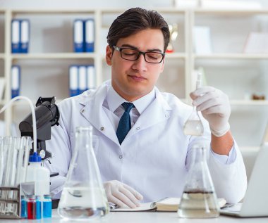 Genç araştırmacı bilim adamı bir su testi kirliliği araştırması yapıyor.