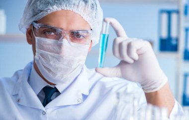 Bir laboratuarda deney yapan kadın bir bilim adamı.