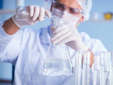 Bir laboratuarda deney yapan kadın bir bilim adamı.