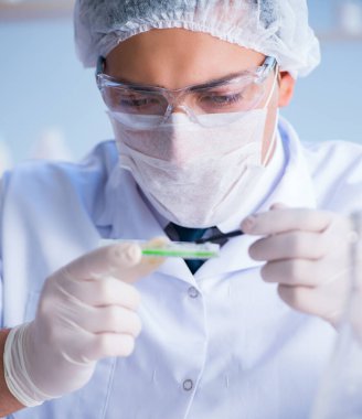 Bir laboratuarda deney yapan kadın bir bilim adamı.