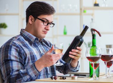 Profesyonel şarap garsonu kırmızı şarap tadıyor.