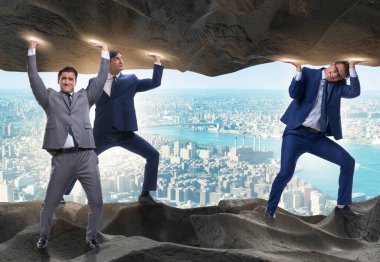 Baskı altında taşı destekleyen iş adamı