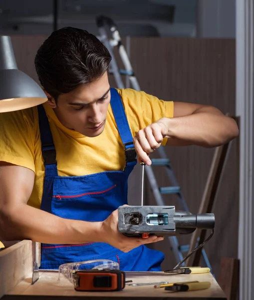 Arbeiter in Reparaturwerkstatt in Holzbearbeitungskonzept — Stockfoto