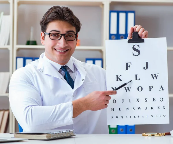 目の検査を行う文字のチャートを持つ医師の光量子 — ストック写真