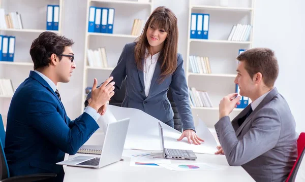 Geschäftstreffen mit Mitarbeitern im Büro — Stockfoto