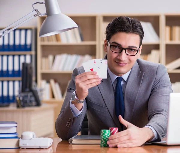 Zakenman gokken speelkaarten op het werk — Stockfoto