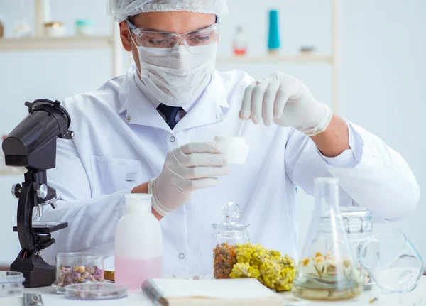Químico mezclando perfumes en el laboratorio — Foto de Stock