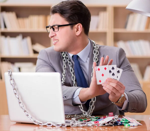 Joven hombre de negocios adicto a las tarjetas de juego en línea jugando en t —  Fotos de Stock