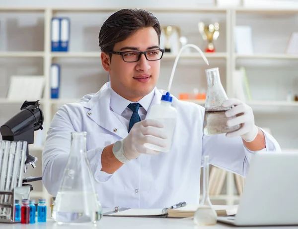 Νεαρός ερευνητής επιστήμονας που κάνει μια δοκιμή νερού expe μόλυνση — Φωτογραφία Αρχείου