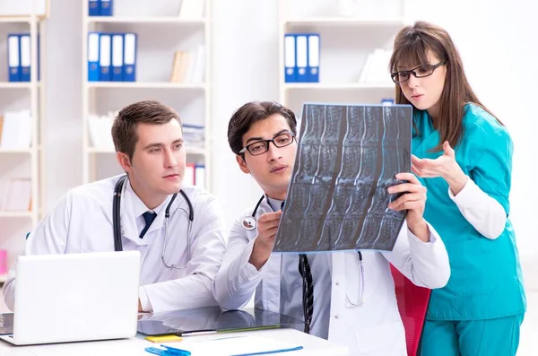 De drie artsen bespreken scanresultaten van röntgenfoto 's — Stockfoto