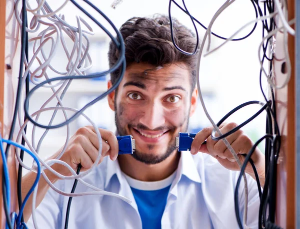 Elektrikář se snaží rozmotat dráty v konceptu oprav — Stock fotografie