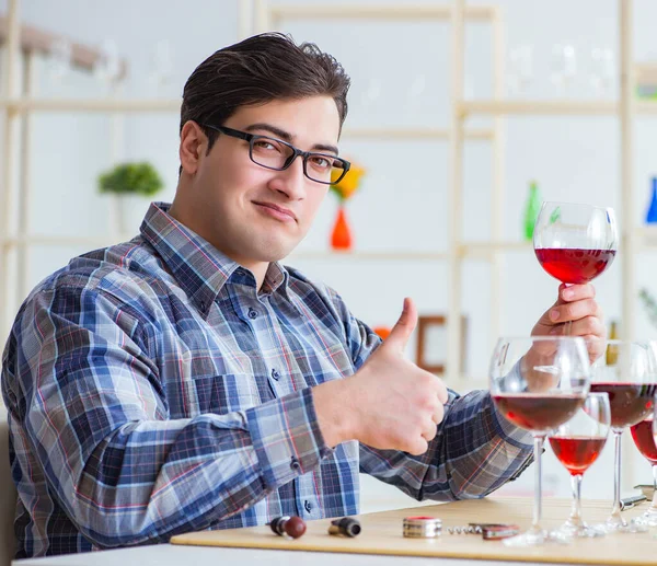 Profissional sommelier degustação de vinho tinto — Fotografia de Stock