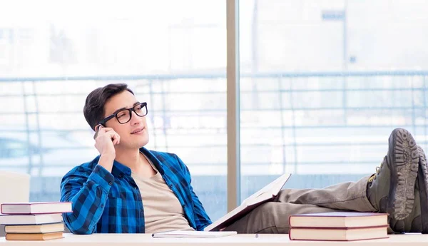 Estudiante estudiando en la biblioteca vacía con libro preparándose para ex —  Fotos de Stock