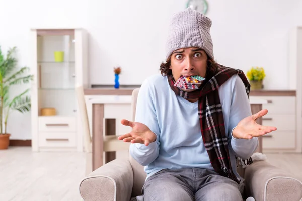 Jeune homme souffrant de grippe à la maison — Photo