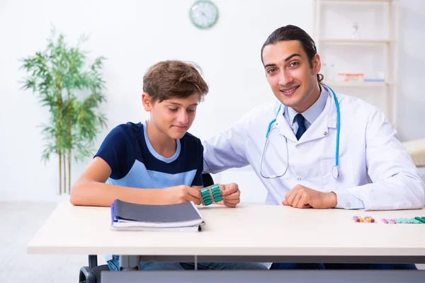 Młody mężczyzna lekarz badania chłopiec w klinice — Zdjęcie stockowe