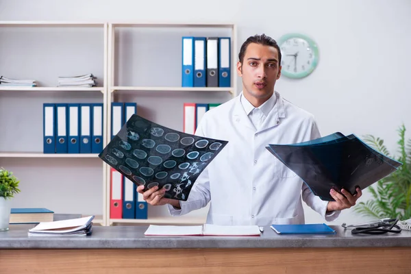 Jovem médico masculino na recepção do hospital — Fotografia de Stock