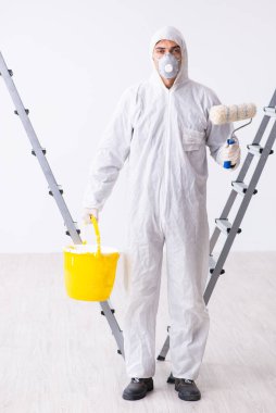 İnşaat alanında çalışan bir ressam.