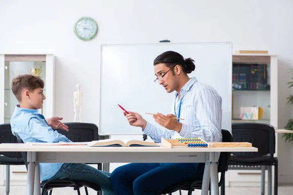 Jonge vader helpt zijn zoon voor te bereiden op examen — Stockfoto