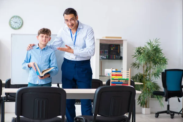 Junger Vater hilft seinem Sohn bei der Prüfungsvorbereitung — Stockfoto
