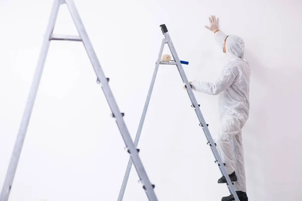 Pintor trabajando en obra — Foto de Stock