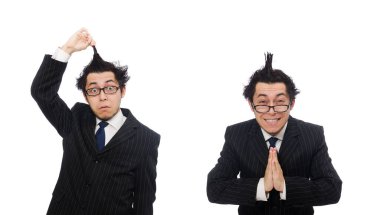 Genç, komik bir çalışan beyazda izole edilmiş.