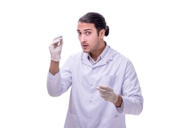Beyaz şırıngalı genç ve yakışıklı doktor.