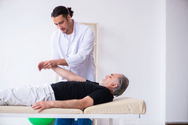 Yaşlı adam genç doktoru ziyaret ediyor.