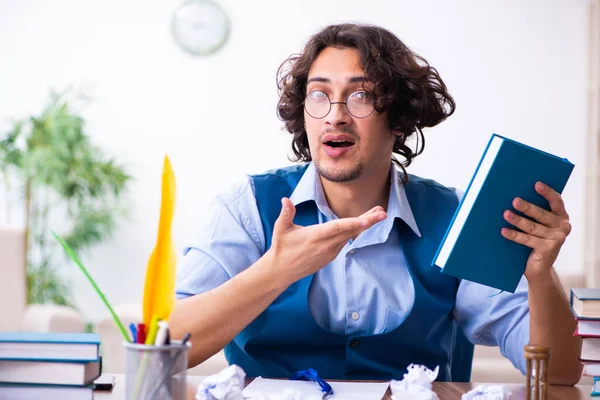 Junger Schriftsteller arbeitet an seinem neuen Werk — Stockfoto