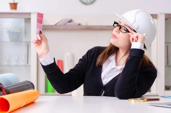 Femme designer travaillant dans le bureau — Photo