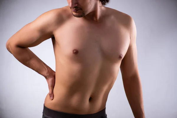 Mann leidet an Rückenschmerzen in grau — Stockfoto