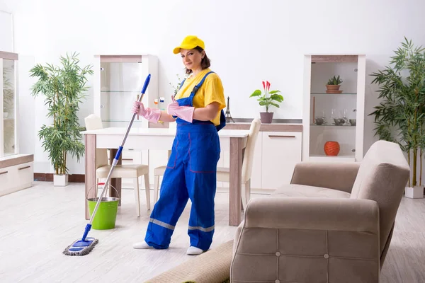 Viejo contratista haciendo tareas domésticas — Foto de Stock