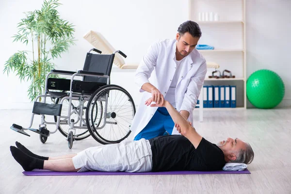 Älterer Patient erholt sich von Verletzung im Krankenhaus — Stockfoto