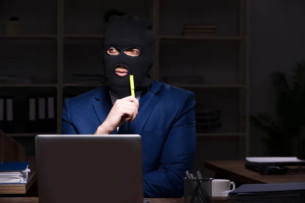 Männlicher Mitarbeiter stiehlt nachts im Büro Informationen — Stockfoto