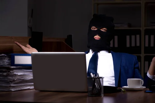 Maschio dipendente rubare informazioni in ufficio di notte — Foto Stock