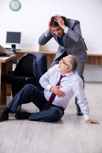 オフィスで心臓発作に苦しむ男性従業員 — ストック写真