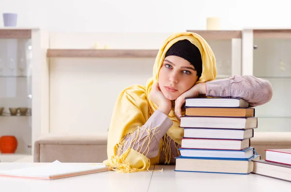 Estudiante en hiyab preparándose para los exámenes — Foto de Stock