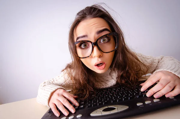 Zabawna kujon dziewczyna pracuje na komputerze — Zdjęcie stockowe