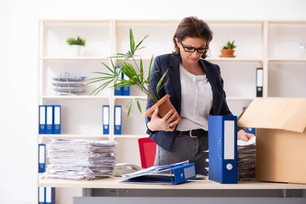 Mitarbeiterin mittleren Alters wird entlassen — Stockfoto