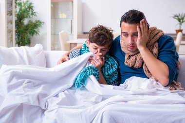 Hasta oğluyla ilgilenen genç baba.