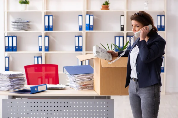 Mitarbeiterin mittleren Alters wird entlassen — Stockfoto