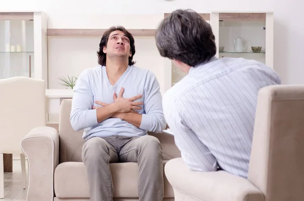 Paciente masculino joven discutiendo con psicólogo problema personal — Foto de Stock