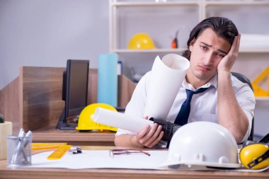 Ofiste çalışan genç erkek mimar.