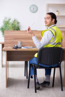 Ofiste çalışan genç erkek mimar.