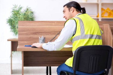 Ofiste çalışan genç erkek mimar.