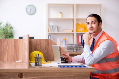 Ofiste çalışan genç erkek mimar.