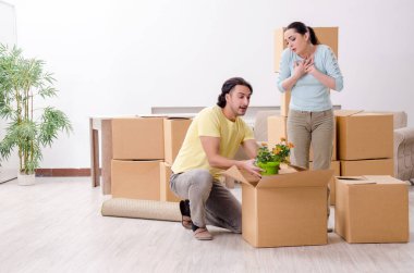 Genç çift yeni bir yere taşınıyor.