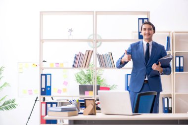 Ofisteki genç yakışıklı eleman.