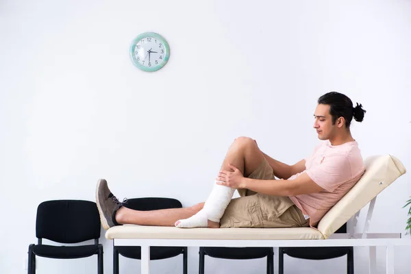 Joven herido esperando su turno en la sala del hospital — Foto de Stock