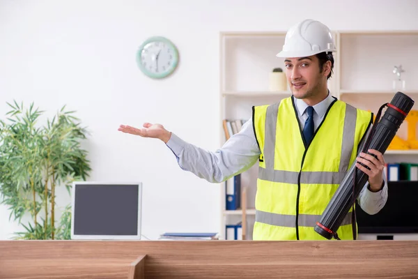 Junger männlicher Architekt arbeitet im Büro — Stockfoto